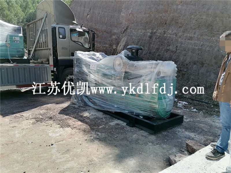 2020年10月22日，300KW康明斯發(fā)電機組3臺交付路面施工單位使用