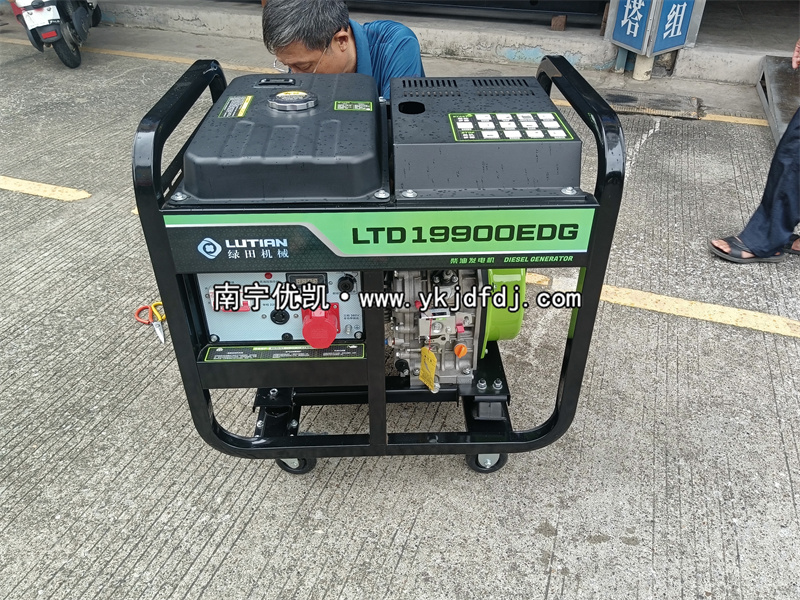 2025年9月9日，客戶到店采購綠田10kw柴油發(fā)電機組并試機