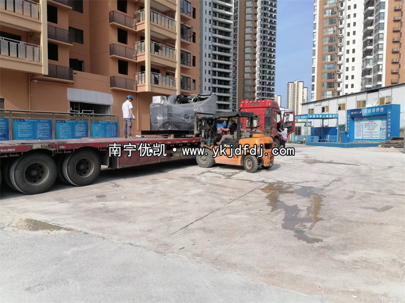 2023年5月16日，廣西項(xiàng)目700kw上柴發(fā)電機(jī)組到貨現(xiàn)場(chǎng)