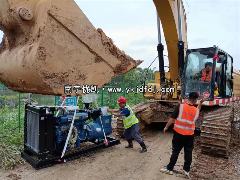 2023年8月10日，150kw濰坊雷納發(fā)電機(jī)組欽州項目到貨現(xiàn)場