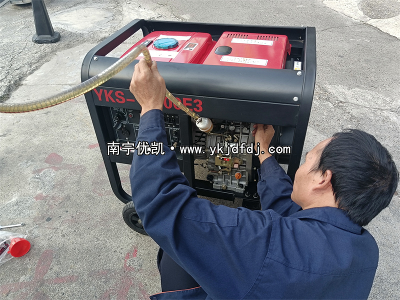 2023年11月24日，客戶到店自提8kw等功率柴油發(fā)電機(jī)組