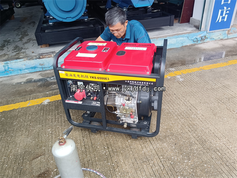 2024年5月19日，客戶(hù)到店自提一臺(tái)5KW等功率柴油發(fā)電機(jī)組